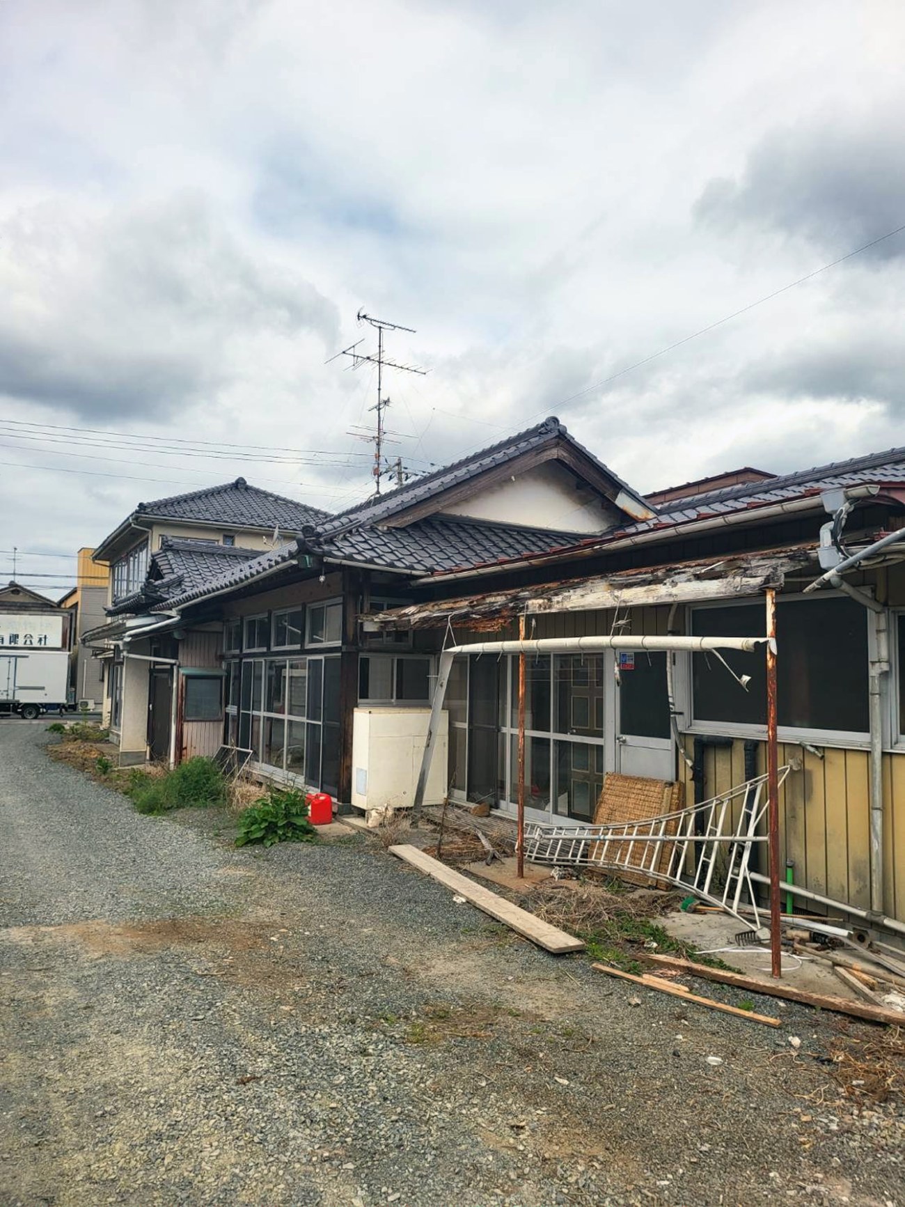 県道沿いにある横長住宅の解体、南町一丁目7