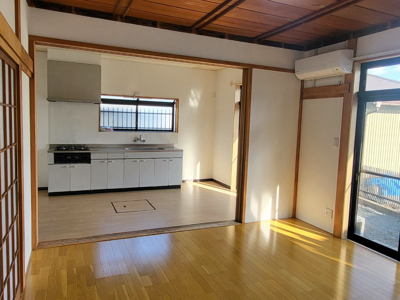相馬市のリフォーム施工例、再生（丈夫な空き家）リフォーム後・洋室から台所キッチン